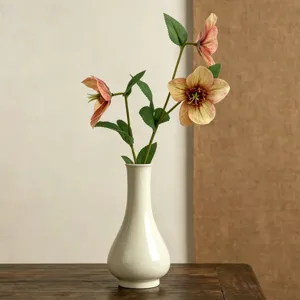 Elegante künstliche Blume in weiße Keramikvase für Heimtextilien und Hochzeitsdekoration.