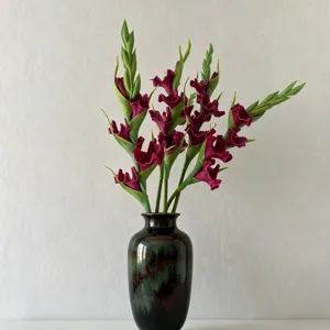 Europäische künstliche Gladiolen Blumen in Keramikvase Kunstblumen Arrangement Heimdekoration