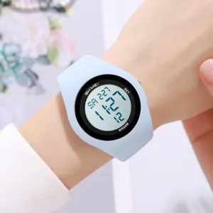 Montre de sport numérique en silicone bleu clair pour femmes et étudiants, design étanche et clair.
