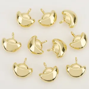 Detailaufnahme glänzender goldener Ingot Anhänger für Halsketten und Armband Schmuck.