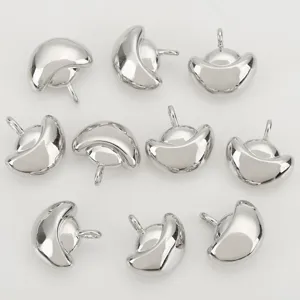 Nahaufnahme von massiven silbernen Goldbarren Anhängern, ideal für DIY Schmuck Zubehör.