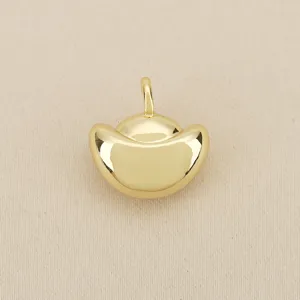 Nahaufnahme Detailaufnahme eines massiven goldfarbenen Yuanbao Metallanhängers für Schmuck.