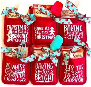 Vue détaillée de gants de cuisine de Noël rouges ensemble de pâtisserie avec texte festif.
