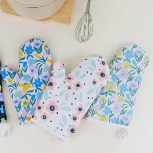 Pastoral floral kitchen oven mitts set, heat-resistant cute baking gloves for daily cooking.