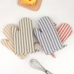 Primo piano di guanti da forno spessi in cotone e lino a righe colorate per la cucina.
