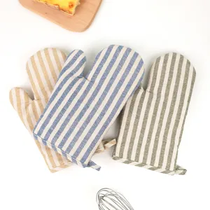 Guanti da forno termoisolanti in cotone e lino dettaglio rigato per cottura cucina.