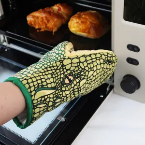 Detail shot of thickened crocodile oven mitt showing heat-resistant and anti-slip baking texture.