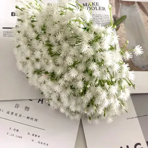 Gypsophile artificielle fausses fleurs gros plan pour déco maison et arrangement floral de mariage.