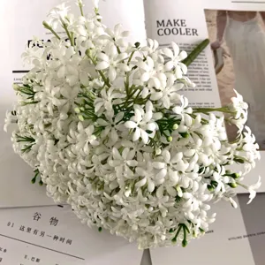 Bouquet de fleurs artificielles blanches gypsophile pour décoration d'intérieur.
