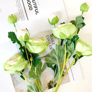 Fiori artificiali di ranuncolo per matrimonio decorazione casa composizione floreale fotografia.