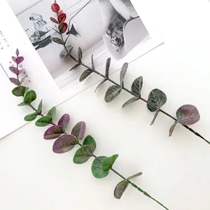 Vista detallada de hojas de eucalipto artificiales, tallos de plantas para decoración del hogar.