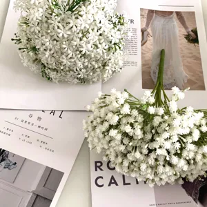 Bouquet détaillé de gypsophile blanc artificiel pour décoration intérieure et arrangements floraux.