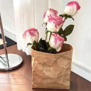 Bouquet de roses artificielles style vintage français dans un sac en papier pour déco.