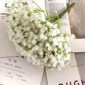 Détail de bouquet de fleurs de gypsophile artificiel blanc, décoration florale fraîche pour mariage.