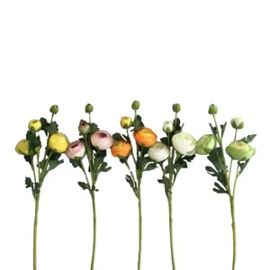 Fiori artificiali di ranuncolo in seta per decorazione di nozze a casa e fotografia.