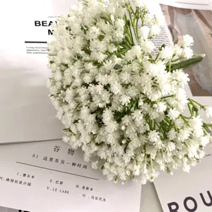 Gros plan détaillé de fleurs artificielles blanches de gypsophile pour la décoration