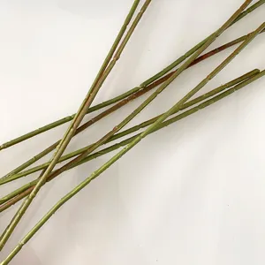 Λεπτομερής όψη στελεχών τεχνητών λουλουδιών και αξεσουάρ για τεχνητές συνθέσεις λουλουδιών.