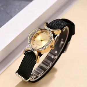 Vista detallada del reloj de cuarzo para mujer con caja ovalada dorada y correa de nailon.