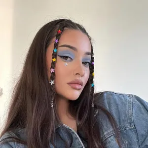 Détail de bijoux de visage en étoile, autocollants strass colorés pour maquillage yeux.