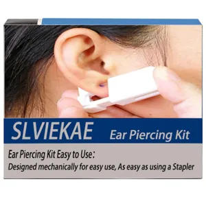 Detailansicht des Einweg-Ohrpiercing-Sets mit weißem Werkzeug und Stecker für einfache Anwendung.