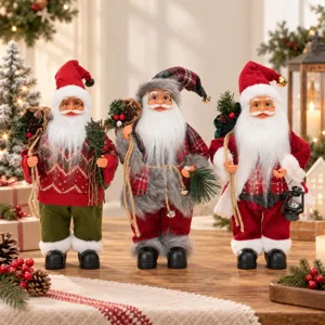 Primo piano dettagliato di tre statuette festive di Babbo Natale con oggetti di scena natalizi.