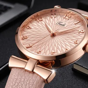 Dettaglio in primo piano dell'orologio da donna al quarzo oro rosa con cinturino in pelle.
