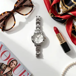Vue de detail montre quartz femme avec bracelet en acier argente et strass brillants au cadran.