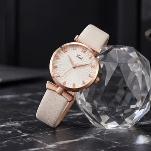 Elegante orologio da donna al quarzo cinturino pelle bianca oro rosa fiocco dettaglio.
