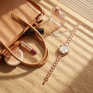 Montre quartz femme en or rose avec bracelet en acier et design élégant pour tous les jours.