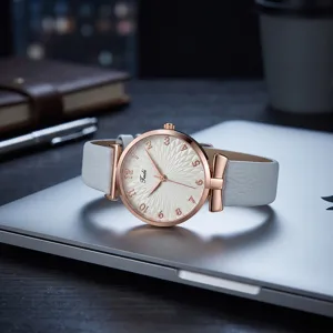 Vista dettagliata orologio quarzo donna cinturino pelle bianca cassa oro rosa quadrante.