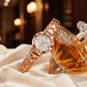 Gros plan détaillé d'une montre quartz en or rose avec cadran ondulé et bracelet en acier.