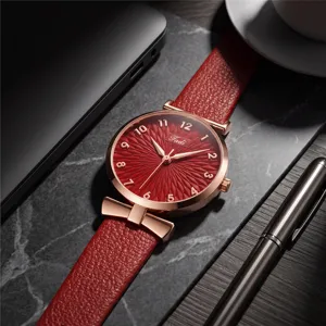 Elegante orologio da donna al quarzo con quadrante rosso strutturato e cinturino in pelle.