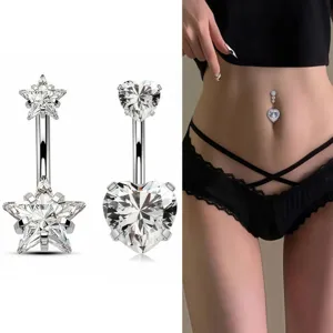Detalle de piercing de ombligo de acero inoxidable con estrella y corazon de cristal.