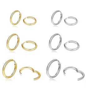 Edelstahl schlichte Creolen Detailansicht, zeigt goldene und silberne Titan Ringoptionen.