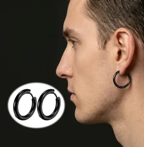 Edelstahl schlichte Creolen Detailansicht, minimalistischer schwarzer Titanschmuck.