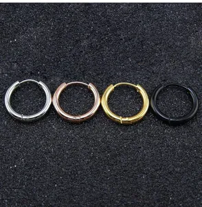 Edelstahl-Creolen Detail, minimalistisches Unisex-Ringdesign in vier klassischen Farben.