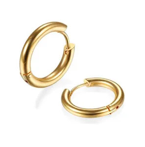 Detailaufnahme von minimalistischen goldenen Edelstahl-Creolen, schlichter Unisex-Schmuck.
