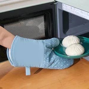 Vue détaillée d'un gant de cuisine résistant à la chaleur en silicone bleu antidérapant.
