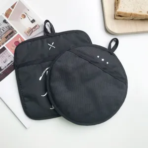 Set de maniques et tapis isolants en coton epais pour table de cuisine resistante a la chaleur.