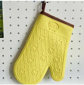 Guanto da forno in silicone spesso resistente al calore con motivo a zampa di gatto carino.