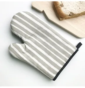 Grau und weiß gestreifter Ofenhandschuh hitzebeständiger Backhandschuh mit Aufhänger zum Kochen.