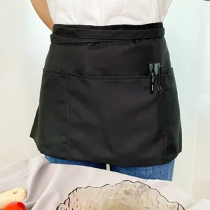 Dettaglio grembiule da vita nero, mezza grembiule da cucina con tasche anteriori.