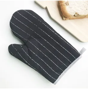 Schwarzer und weißer Ofenhandschuh hitzebeständig zum Kochen und Backen in der Küche.