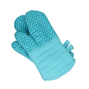 Detailaufnahme von Silikon-Topfhandschuhen, hitzebeständiger Küchenhandschuh mit Baumwolle.