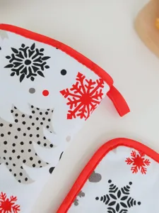 Christmas insulated kitchen gloves and mats set, thickened anti-scalding baking oven mitts.