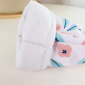 Pastoral style microwave oven mitt detail shot, floral quilted fabric heat resistant glove.