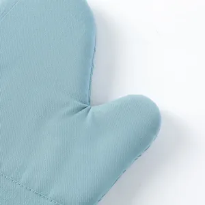 Gros plan détaillé de manique de cuisine bleue résistante à la chaleur avec surface antidérapante.