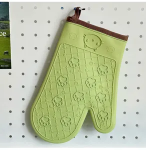 Dettaglio guanto da forno in silicone con stampa rilievo zampa di gatto antiscivolo e termoresistente.