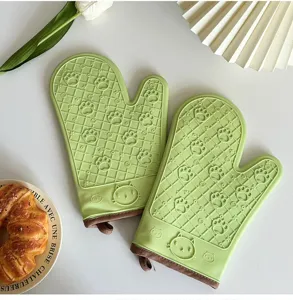 Dettaglio guanti da forno in silicone verde, guanti da cucina resistenti al calore con zampe.