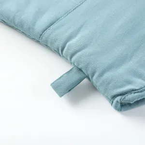 Vue détaillée de la boucle de suspension et du tissu du gant de cuisine résistant à la chaleur.